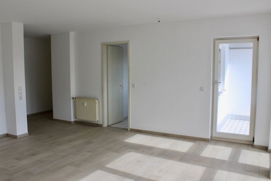 Wohnzimmer - Zugang zum Balkon und zur K�che Etagenwohnung Ober-Ramstadt