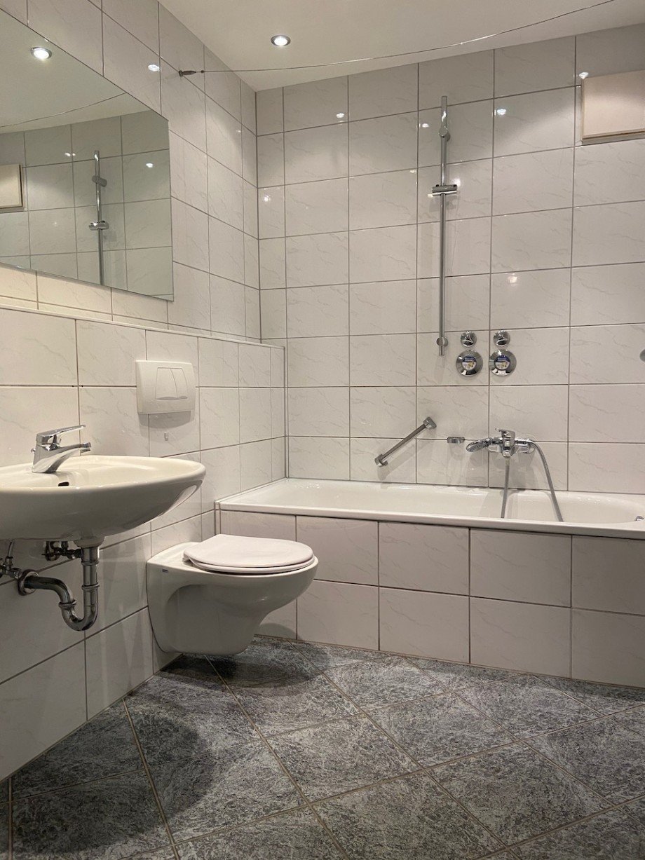 Badezimmer mit Badewanne Etagenwohnung Darmstadt