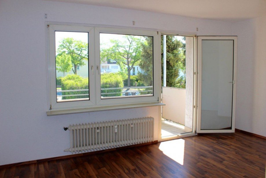 Wohnbereich mit Zugang zum Balkon Etagenwohnung Darmstadt
