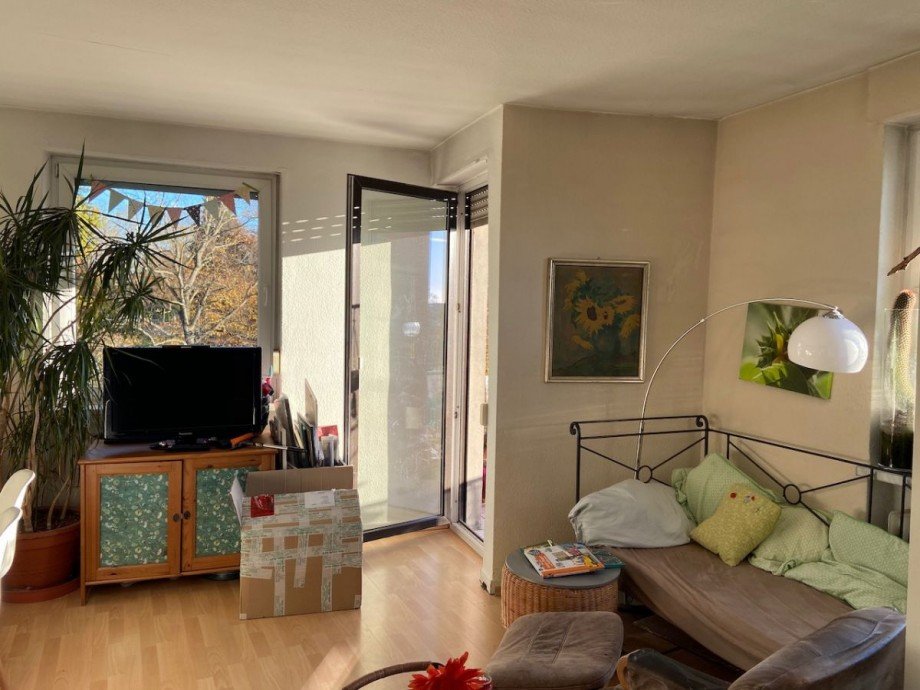 Wohnzimmer mit Zugang zum Balkon Etagenwohnung Darmstadt