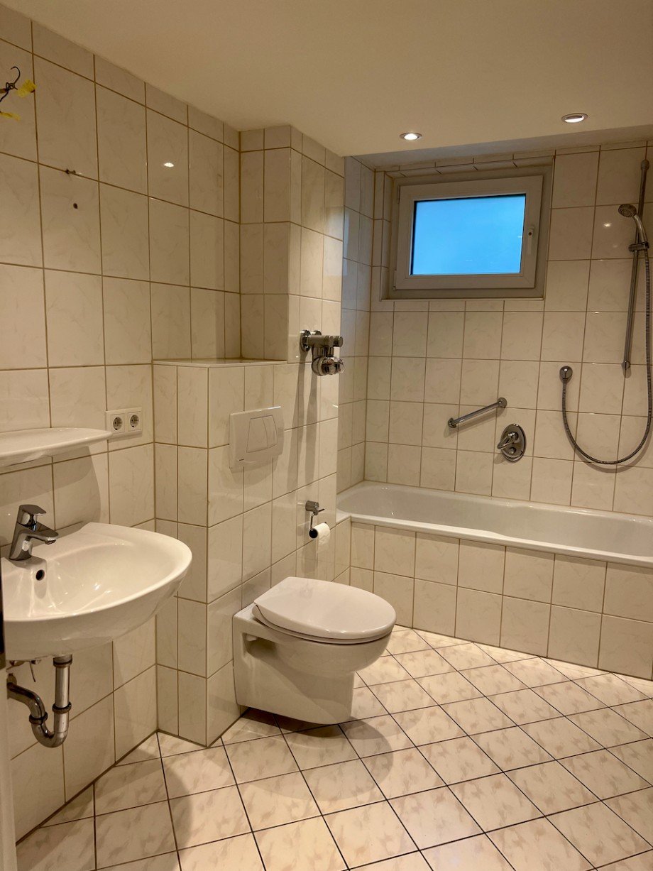 Racano Immobilien_Tageslichtbad mit Badewanne und Dusche Souterrainwohnung Darmstadt