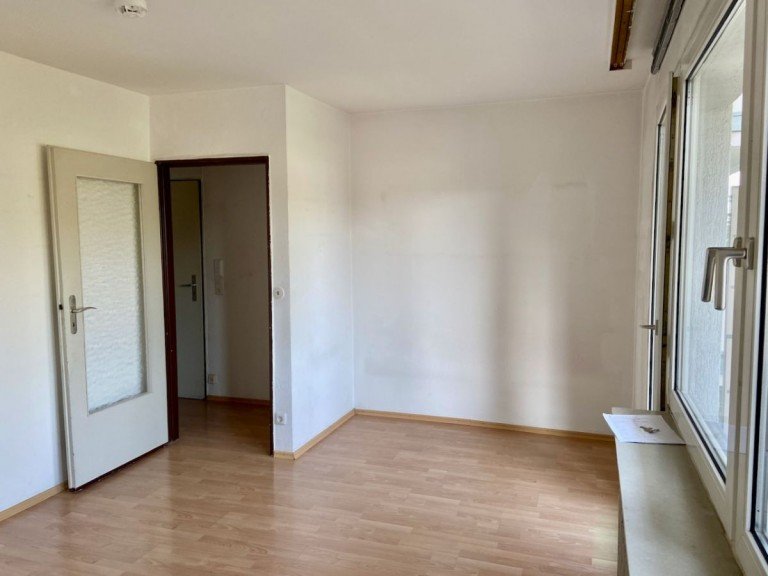 Wohn-/Schlafzimmer mit Zugang zum Balkon Darmstadt Etagenwohnung *1 ZKB Appartement mit Balkon und EBK in DA-Eberstadt*