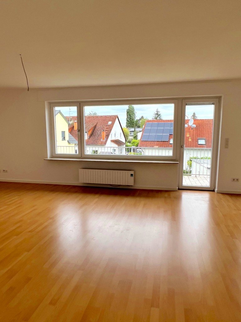 Wohnzimmer mit Zugang zum Balkon Darmstadt Etagenwohnung Helle und in ruhiger Lage gelegene 3 Zimmer Wohnung!