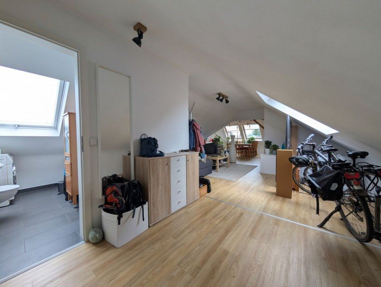 Heimstasiedlung DG:re. Eingangs Wohnbereich Racano Immobilien Darmstadt Etagenwohnung Extravagante 3 Zimmer DG Wohnung in Darmstadt West