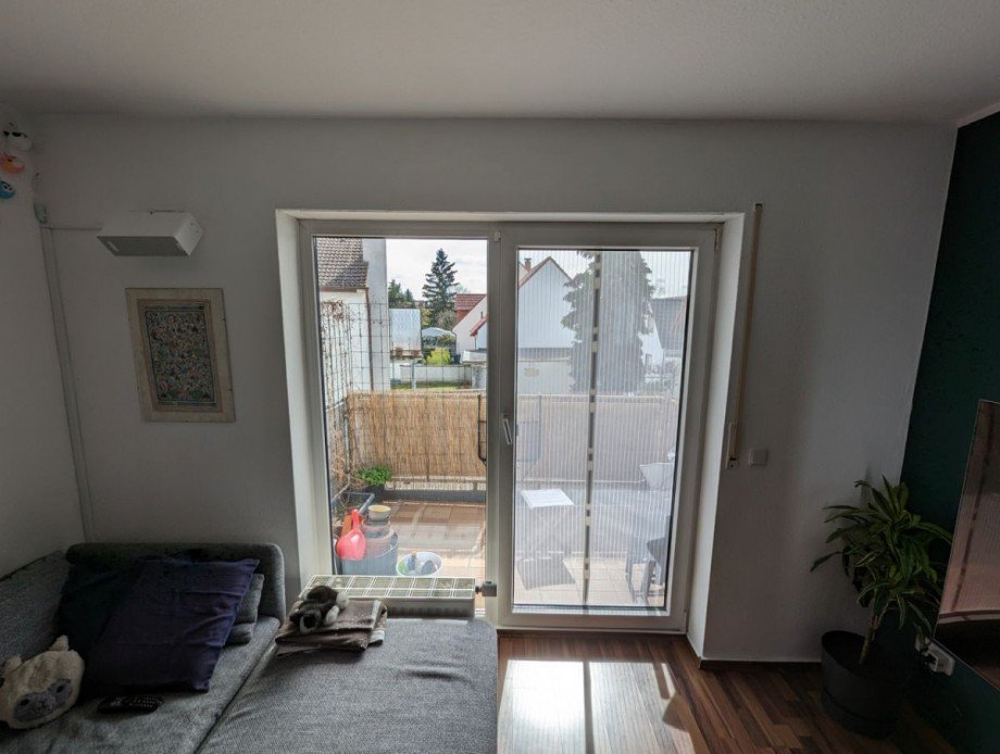 Wohnzimmer mit Zugang zum Balkon Etagenwohnung Griesheim