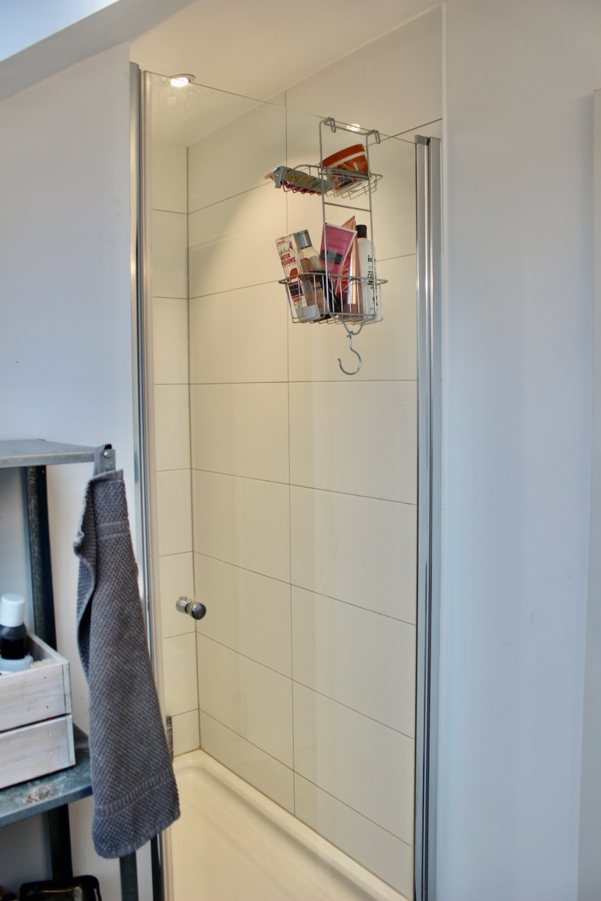 Badezimmer mit Dusche Dachgeschosswohnung Darmstadt