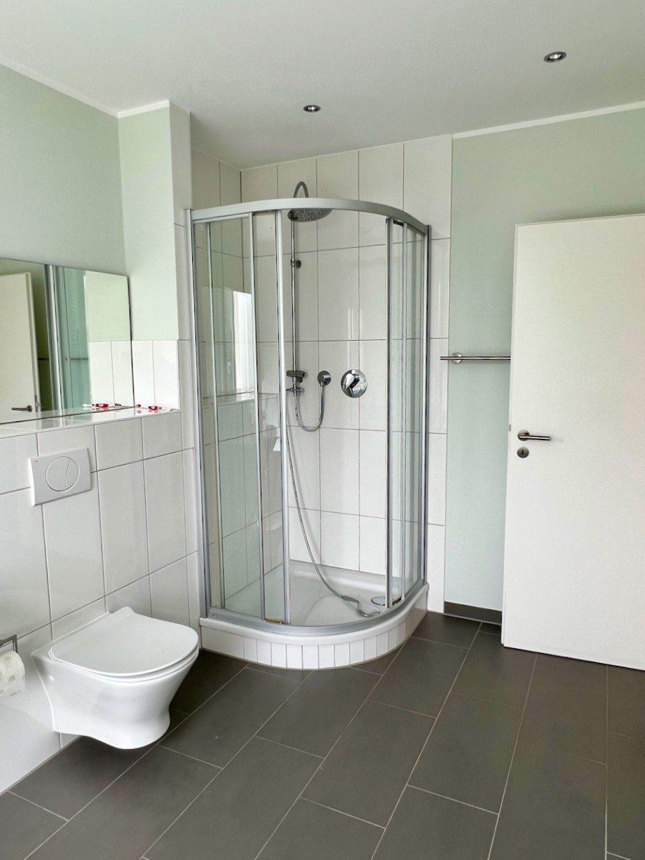 Badezimmer mit Badewanne und Dusche Reihenmittelhaus Darmstadt