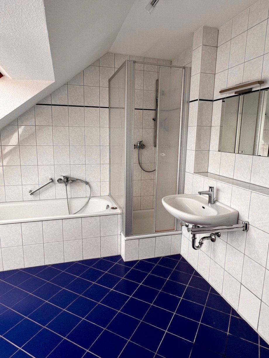 Tageslicht Bad mit Badewanne und Dusche Dachgeschosswohnung Darmstadt