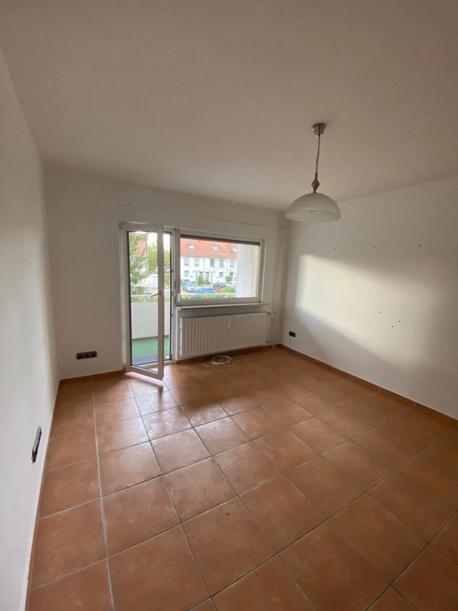 Wohnzimmer mit Zugang zum Balkon Etagenwohnung Sulzbach