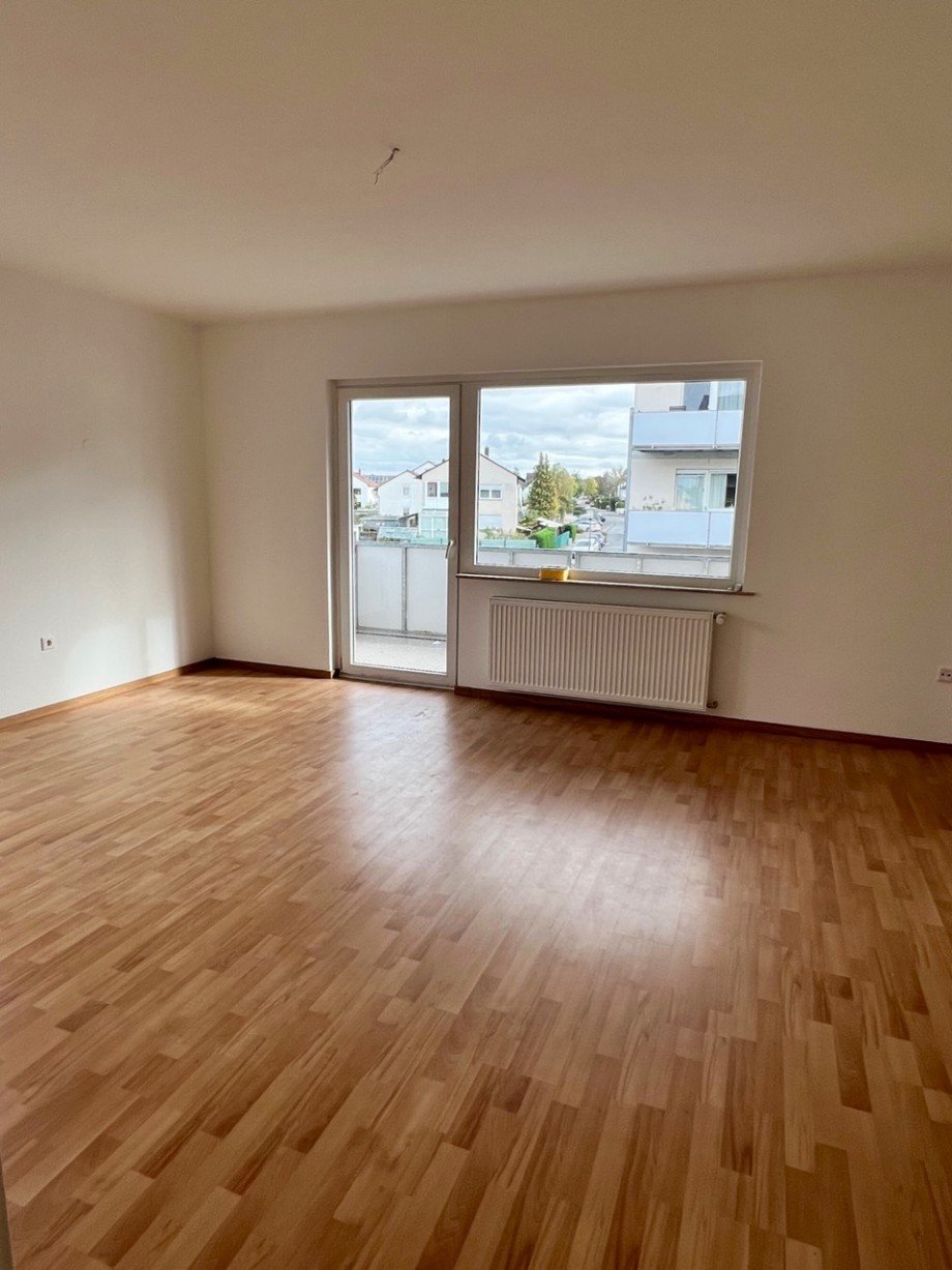 Wohnzimmer mit Zugang zum Balkon Erdgeschosswohnung Erzhausen