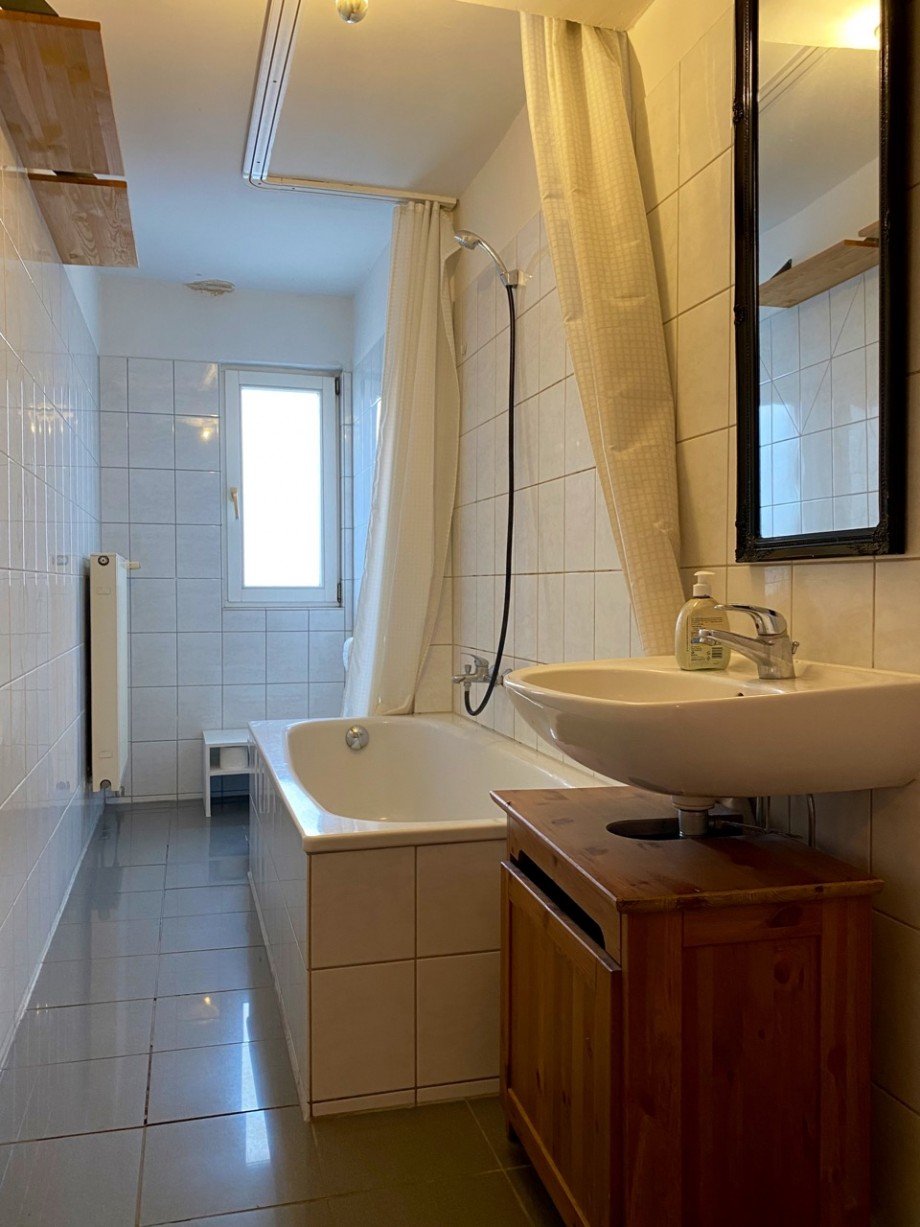 Tageslicht Bad mit Badewanne Etagenwohnung Offenbach