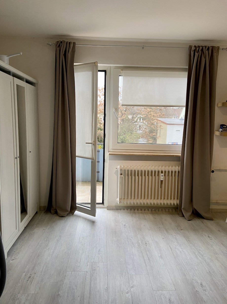 Wohn-/Schlafzimmer mit Zugang zum Balkon Etagenwohnung Darmstadt
