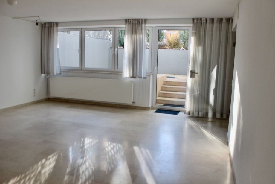 Wohnzimmer mit Zugang zur Terrasse Souterrainwohnung Darmstadt