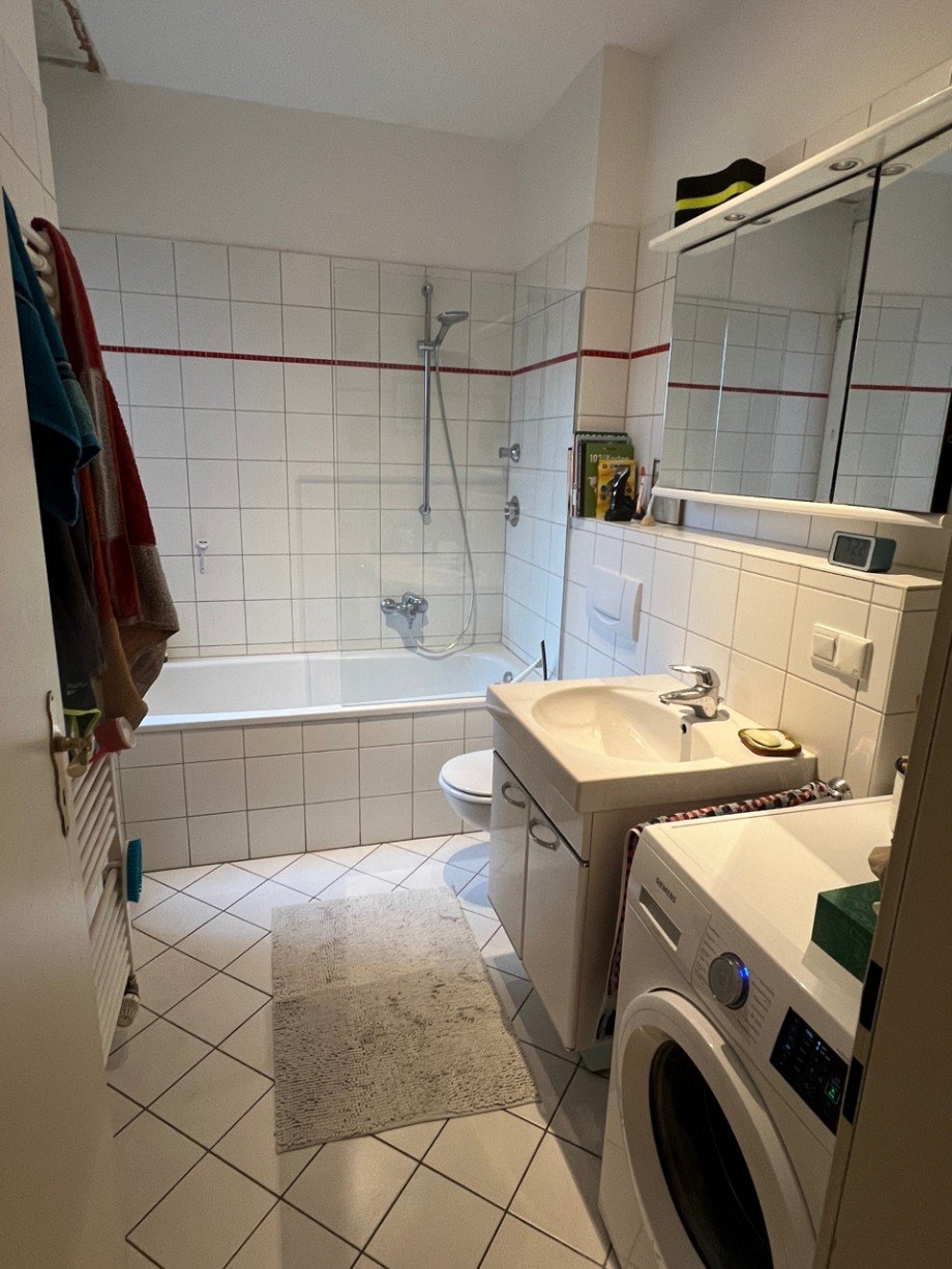 Tageslicht Bad mit Badewanne Etagenwohnung Darmstadt
