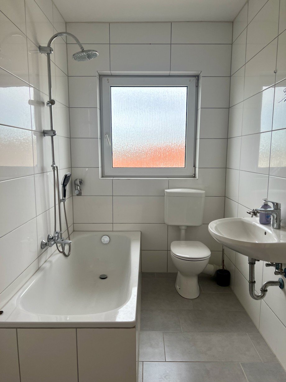 Tageslichtbad mit Badewanne Erdgeschosswohnung Erzhausen