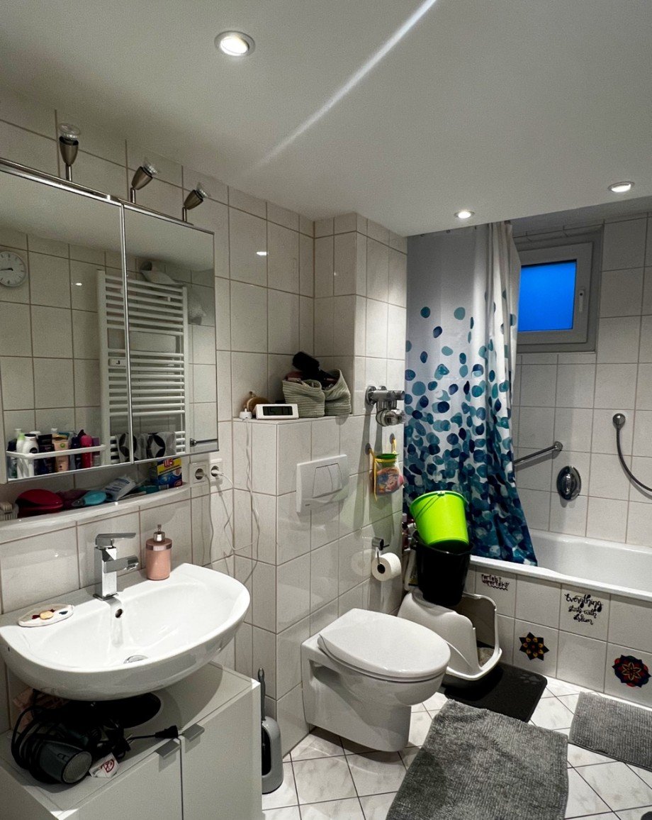 Tageslicht Bad mit Badewanne Souterrainwohnung Darmstadt