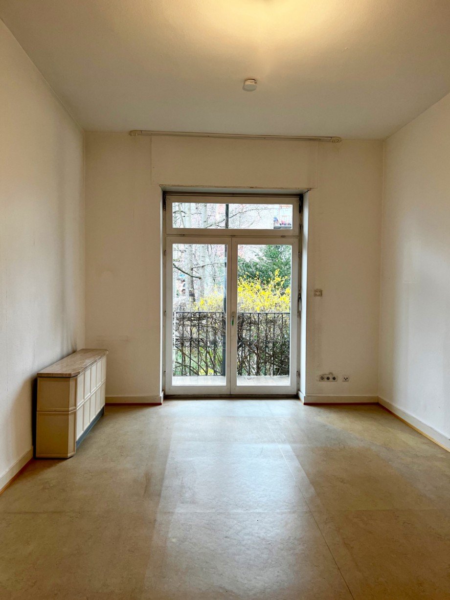 Wohnzimmer mit Zugang zum Balkon Etagenwohnung Darmstadt