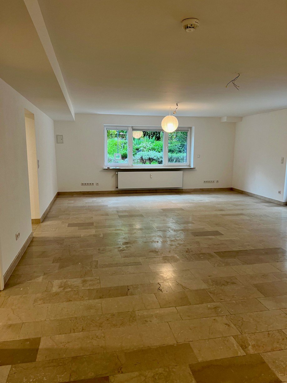 Racano Immobilien_Wohnzimmer mit Essbereich Souterrainwohnung Darmstadt