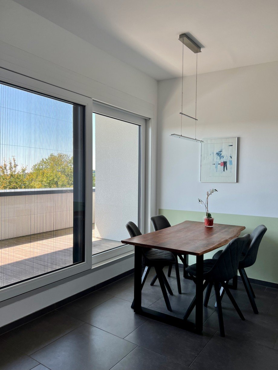 Essbereich mit Blick auf die Terrasse Etagenwohnung Frankfurt am Main