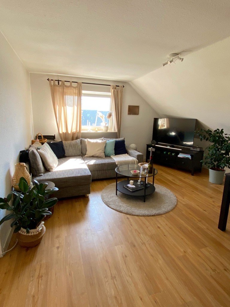Wohnzimmer Weiterstadt Dachgeschosswohnung Ger�umige 2 Zimmer DG Wohnung in Weiterstadt - Riedbahn