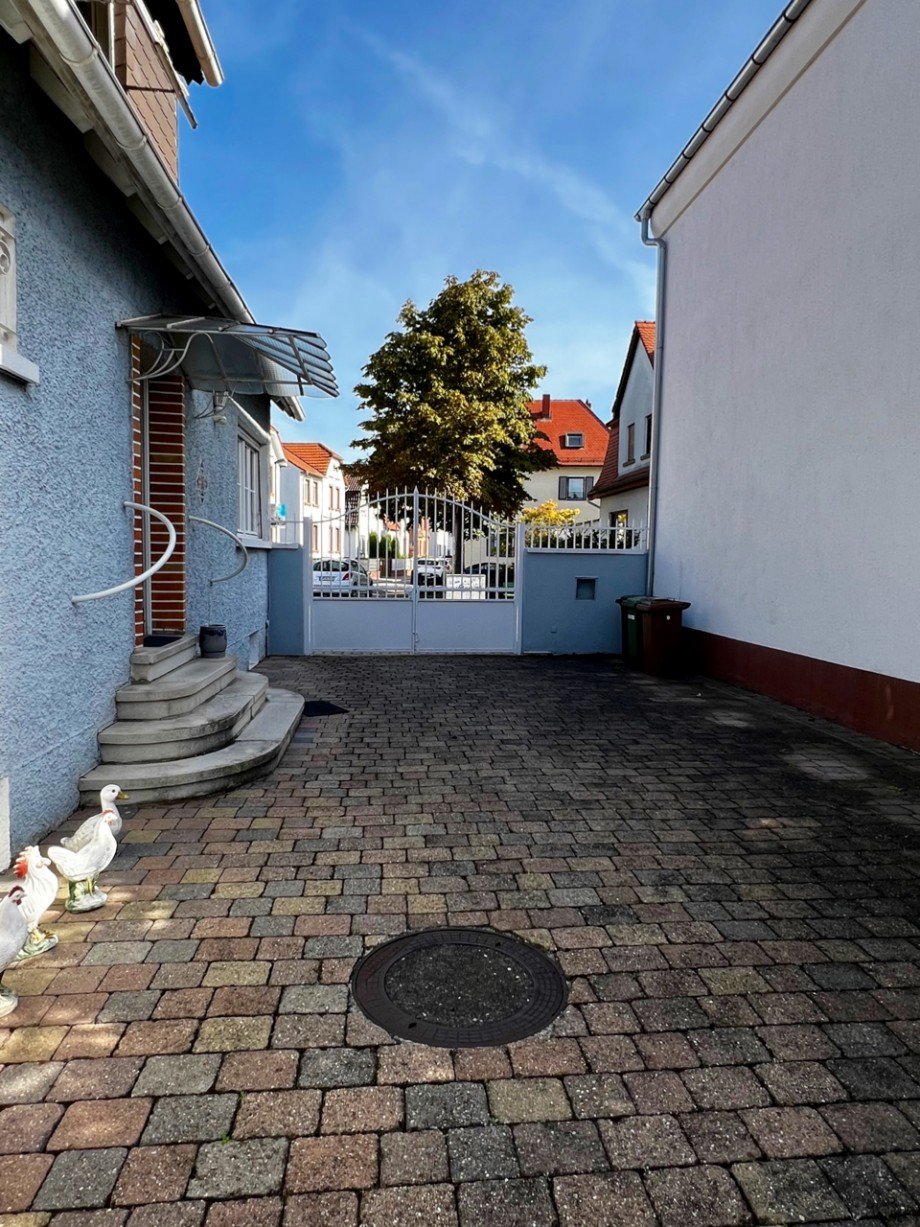 Hofeinfahrt mit Stellplatz Einfamilienhaus Lampertheim
