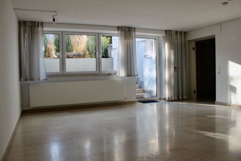 ger�umiges Wohnzimmer Souterrainwohnung Darmstadt