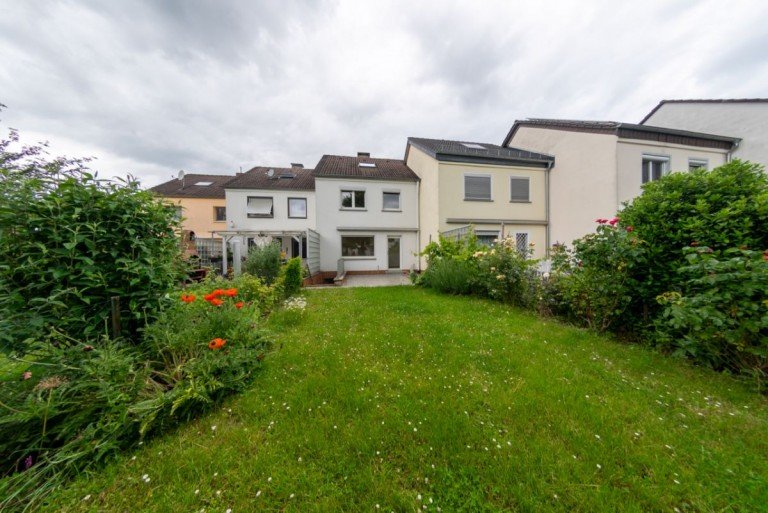 Ansicht Haus hinten Frankfurt/ Main Reihenmittelhaus Potential sch�pfen in einem gewachsenen Gebiet