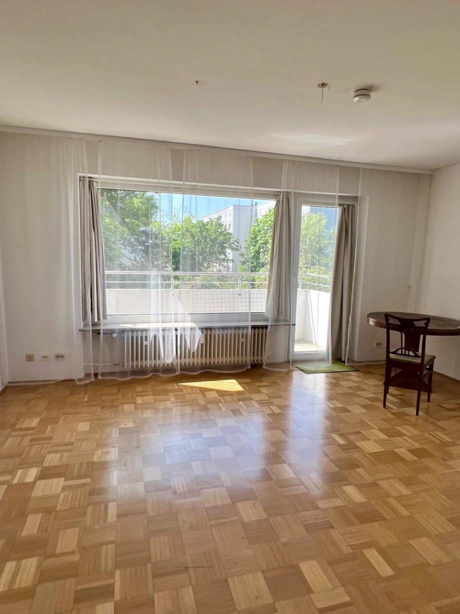 Wohnzimmer mit Zugang zum Balkon Etagenwohnung Darmstadt