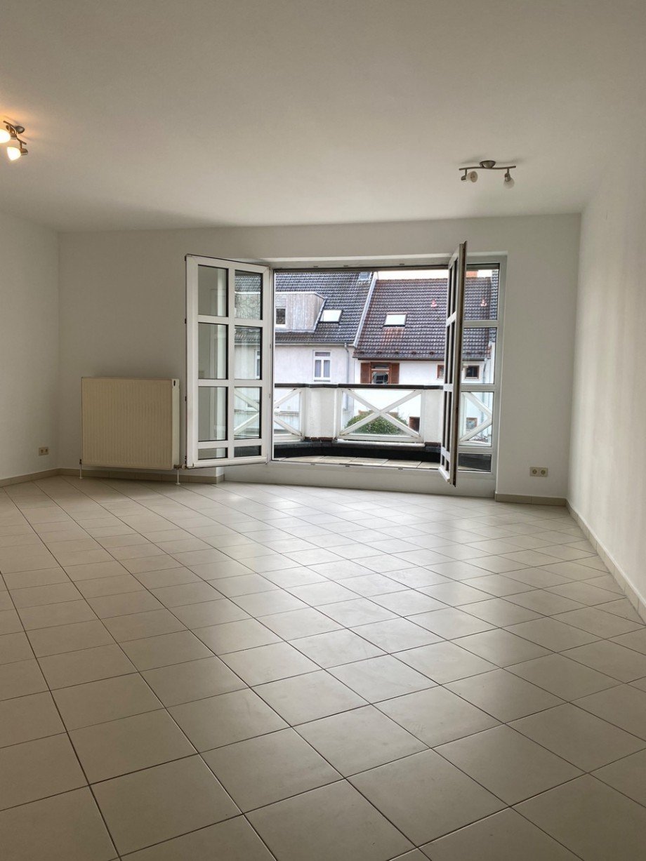 Wohnzimmer mit Zugang zum Balkon Etagenwohnung Darmstadt