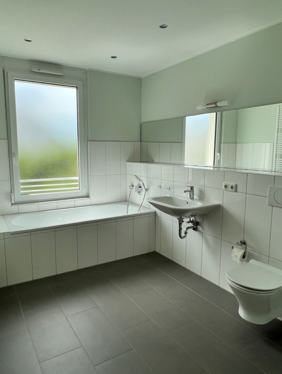 Badezimmer mit Badewanne und Dusche Reihenmittelhaus Darmstadt