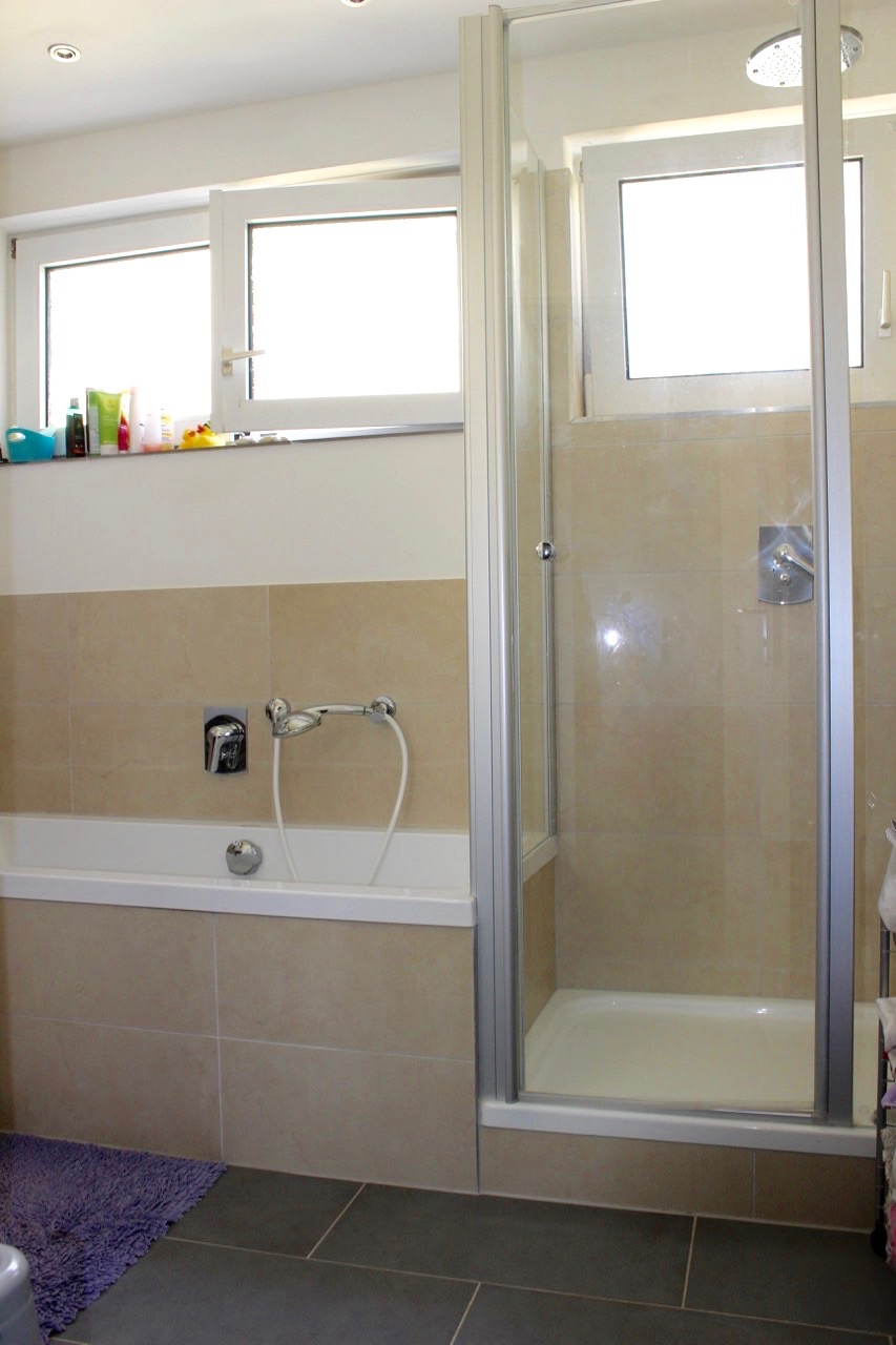 Bad mit Dusche und Wanne Etagenwohnung Griesheim