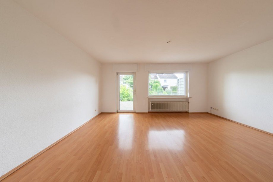 Wohnzimmer mit Zugang zur Terrasse / Garten Reihenmittelhaus Frankfurt/ Main