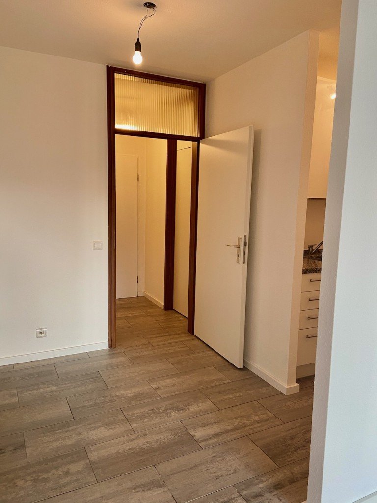 Diele Darmstadt Erdgeschosswohnung *Nahe der FH: Renoviertes Single-Appartement mit Blick ins Gr�ne, EBK und TG-Stellplatz*