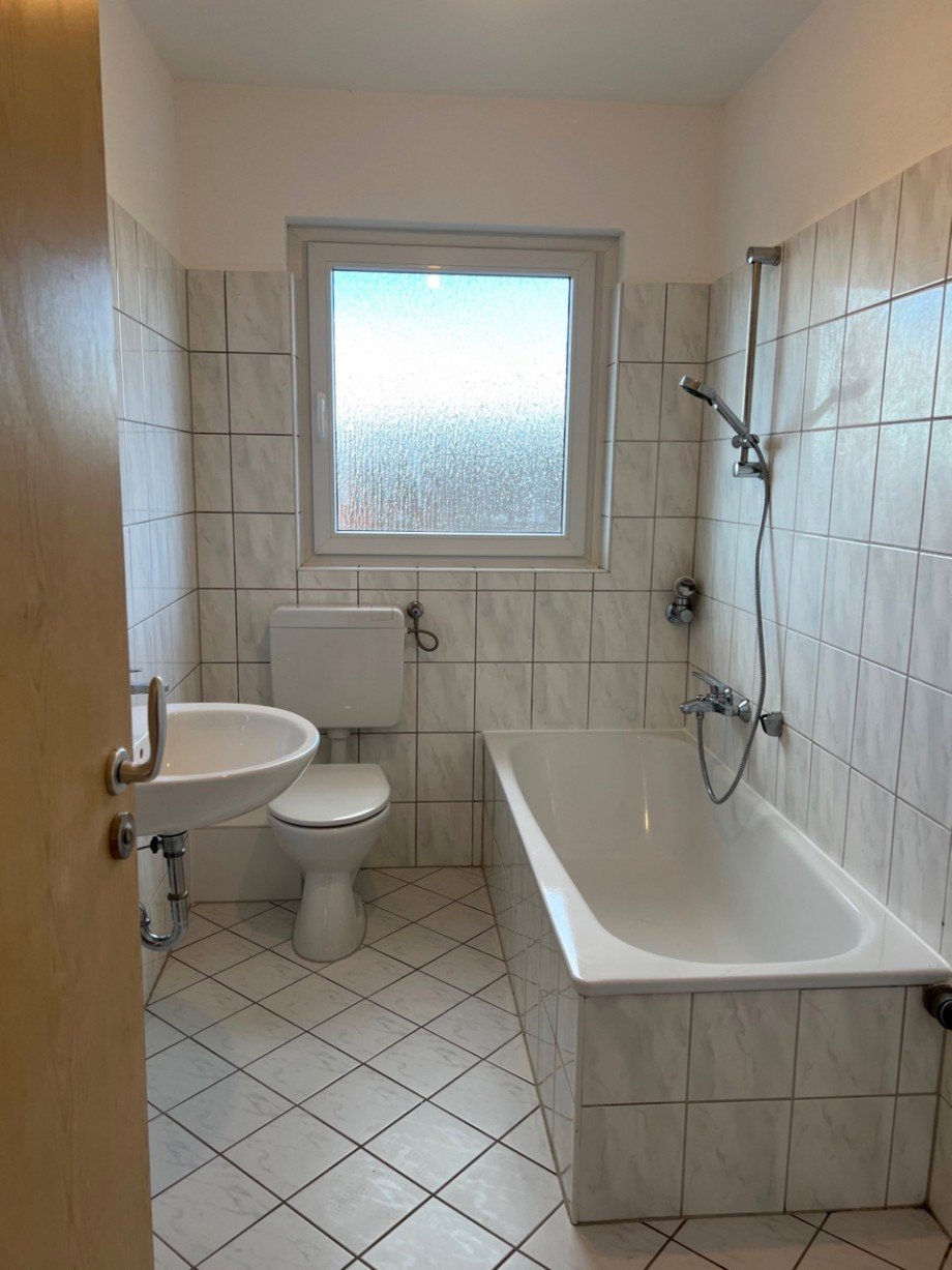 Racano Immobilien Tageslichtbad Dachgeschosswohnung Erzhausen