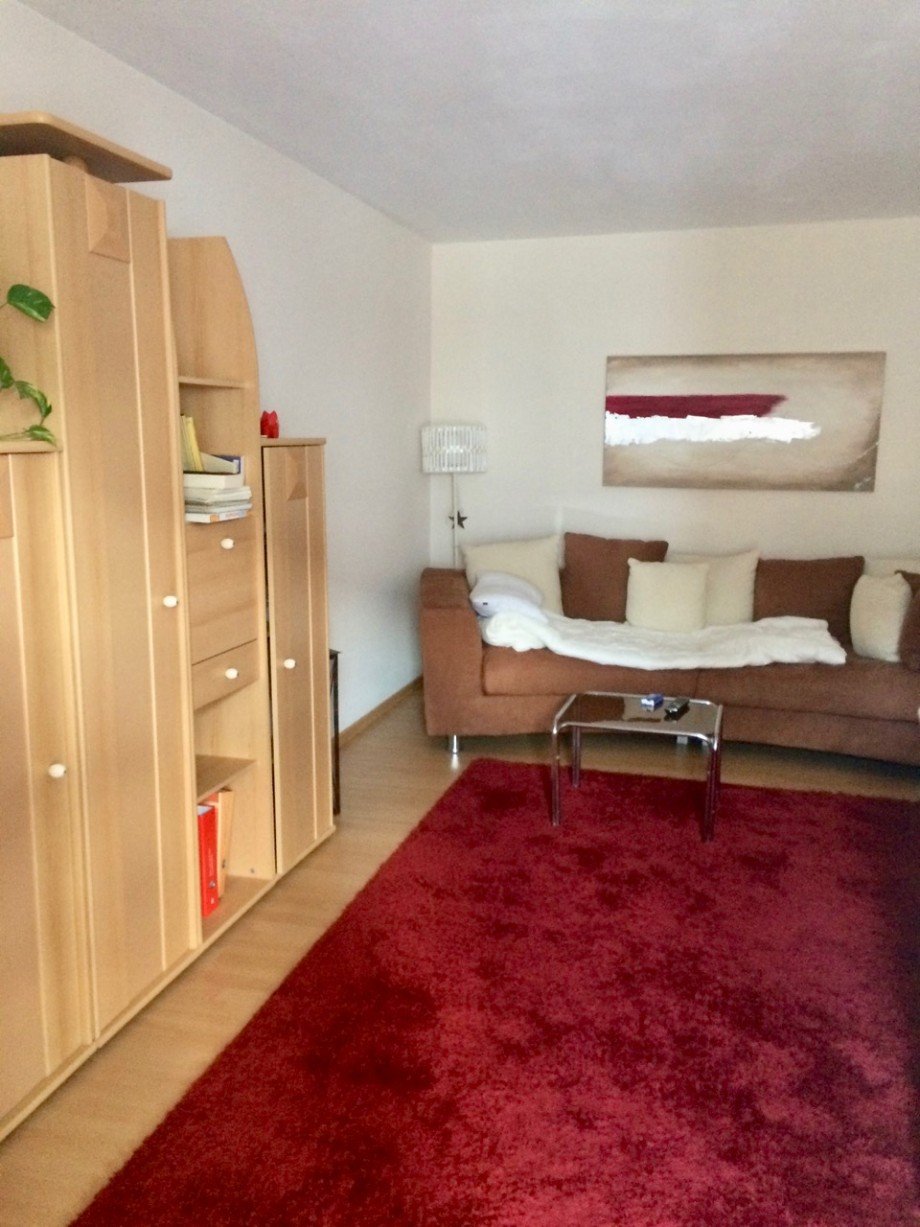 ger�umiges Wohnzimmer mit Balkon Etagenwohnung Ro�dorf