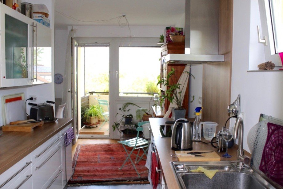 Koch-/Essbereich mit Zugang zum Balkon Etagenwohnung Griesheim