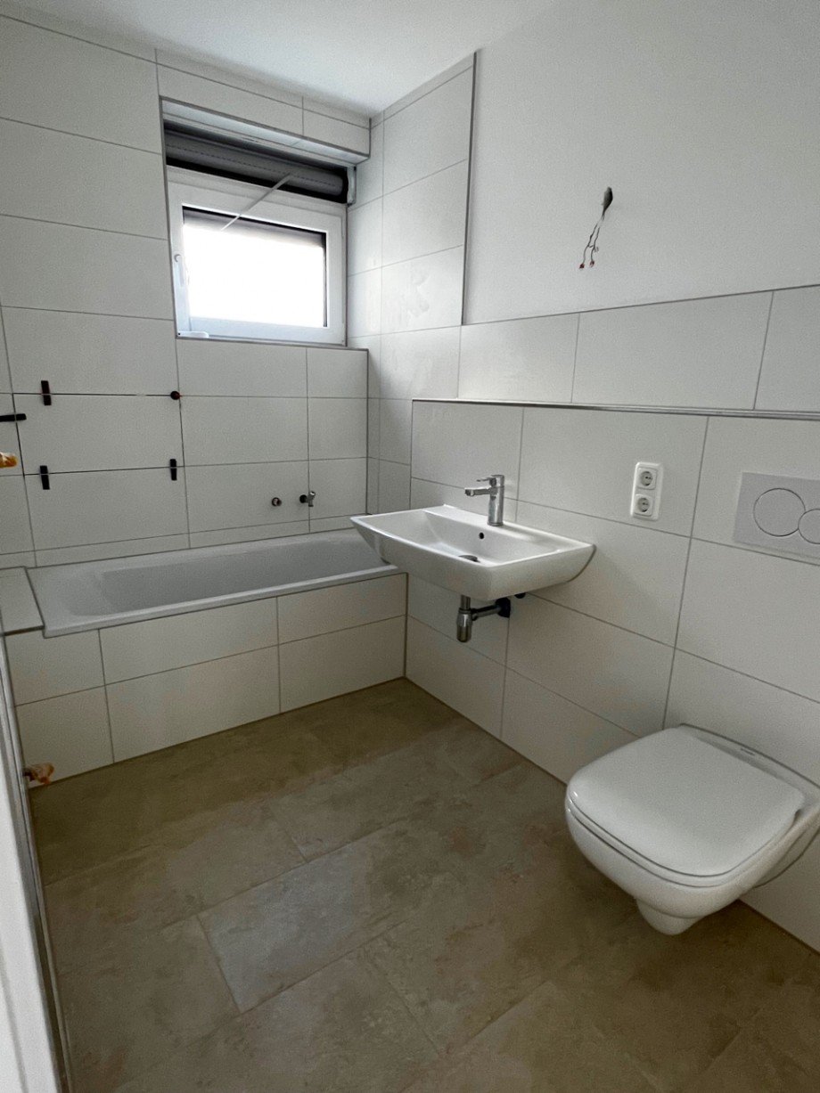 Tageslicht Bad mit Badewanne Etagenwohnung Ro�dorf