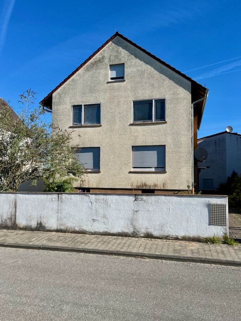 Ansicht Wixhausen Racano Immobilien Darmstadt Mehrfamilienhaus Gro�z�giges Grundst�ck mit zwei Wohngeb�uden und Entwicklungspotenzial in Darmstadt-Wixhausen