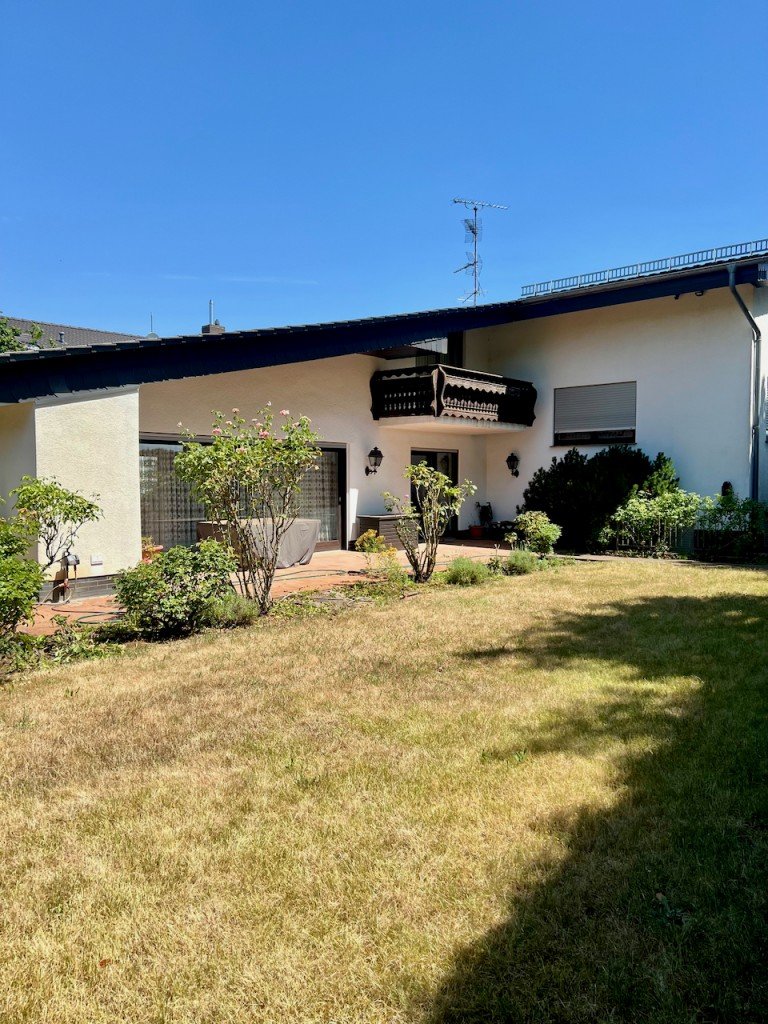 Hausansicht Buborn Racano Immobilien B�ttelborn Haus Gro�z�giges Einfamilienhaus mit viel Platz f�r die ganze Familie