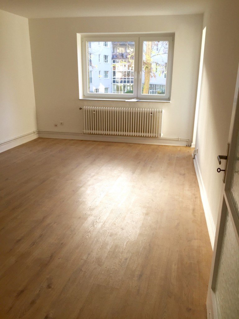 Wohnzimmer_Frankfurt Frankfurt Etagenwohnung Ab sofort - Neu renovierte 3 Zimmer Wohnung