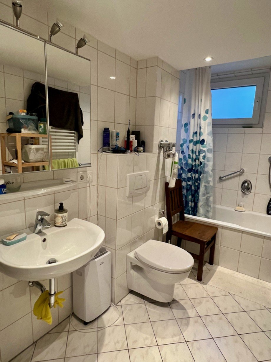 Badezimmer mit Badewanne Souterrainwohnung Darmstadt