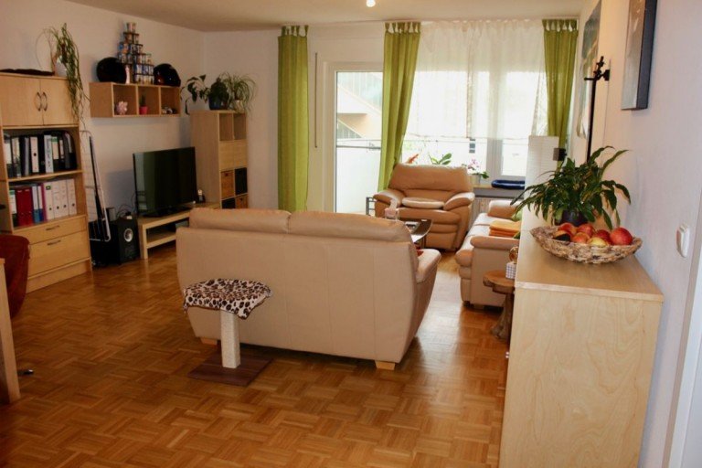 ger�umiges Wohnzimmer mit Balkon Ro�dorf Erdgeschosswohnung Perfekt f�r Singles oder P�rchen - h�bsche 2,5 ZKB mit Balkon in Ro�dorf