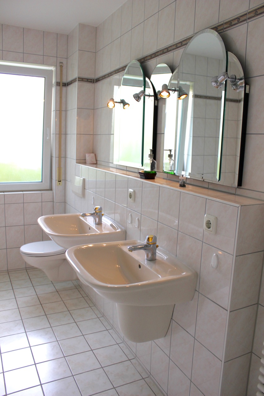 Bad mit Dusche und Wanne Einfamilienhaus M�hltal