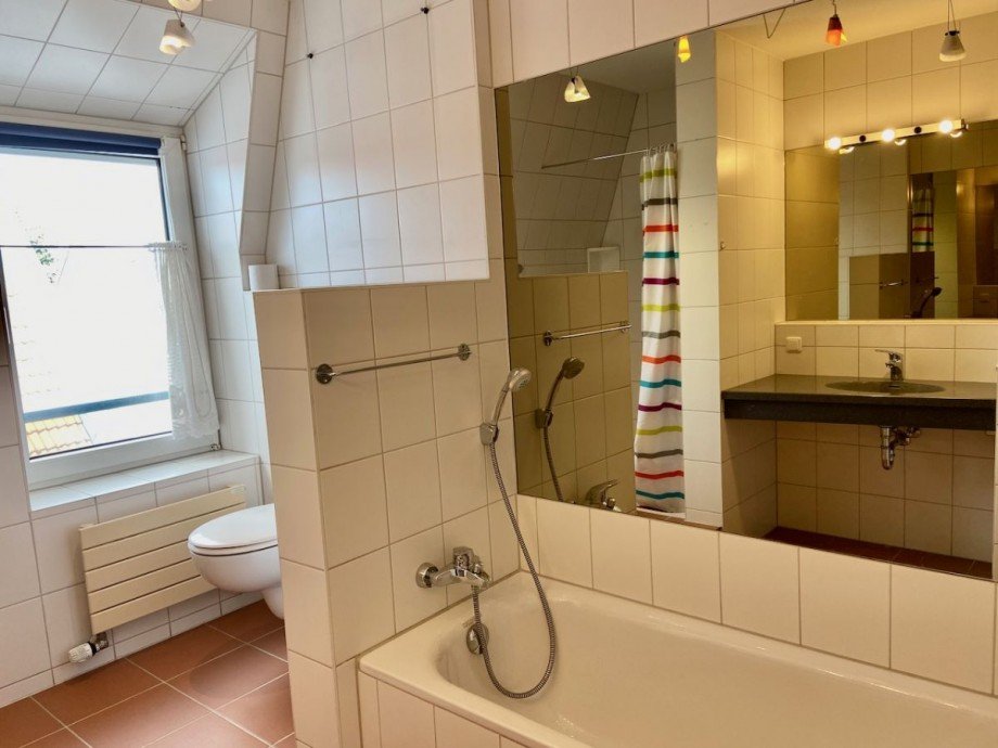 Gro�es Bad mit Badewanne Haus Darmstadt