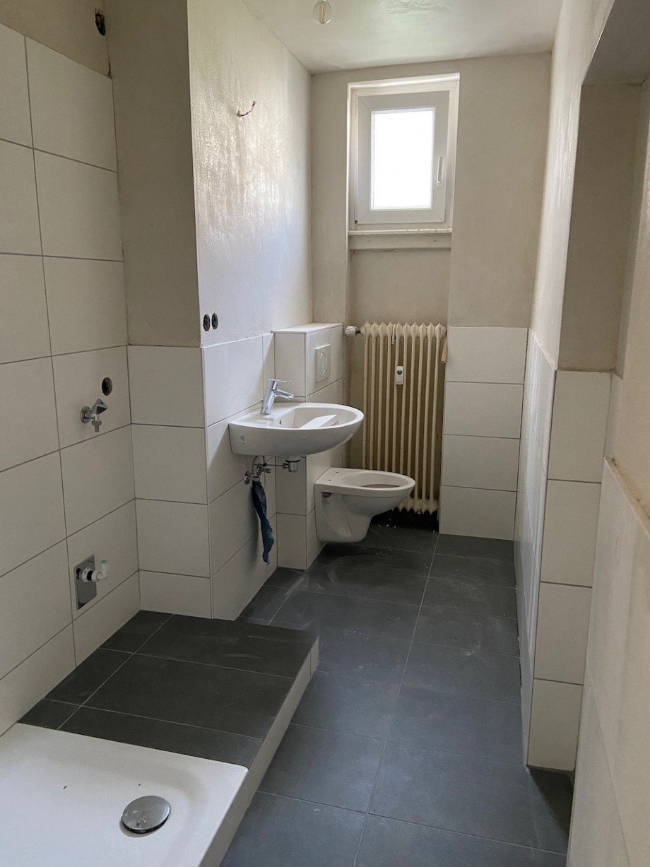 Saniertes Badezimmer mit Dusche Etagenwohnung Darmstadt