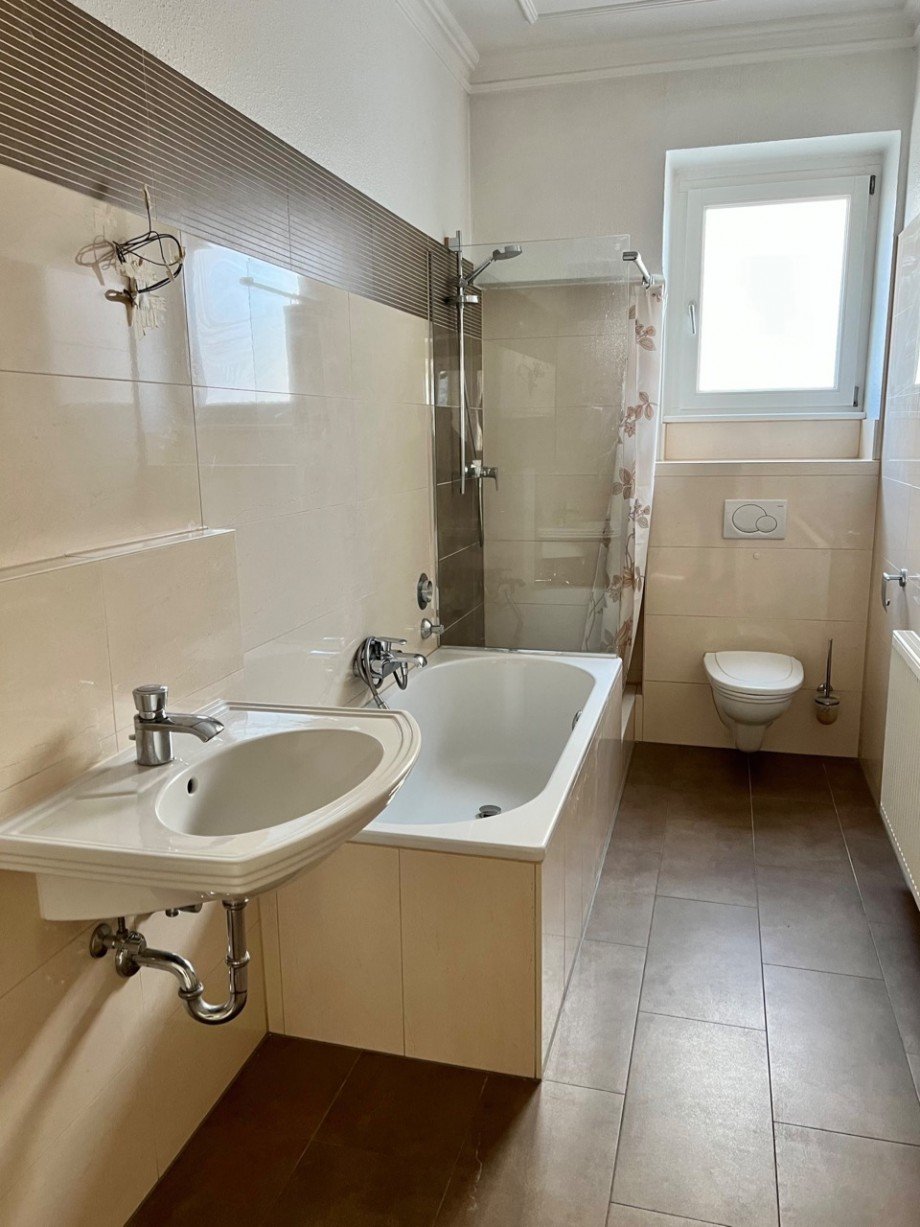 Tageslicht Bad mit Badewanne Etagenwohnung Offenbach