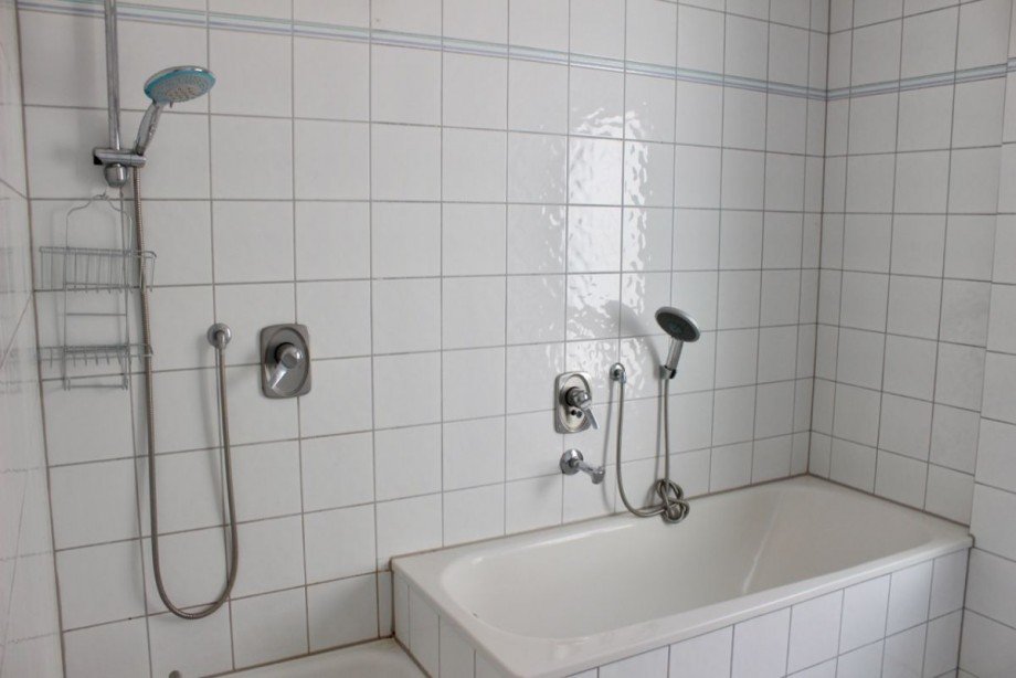 Bad mit Dusche und Wanne Etagenwohnung Ober-Ramstadt