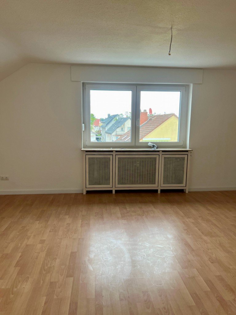 Wohnzimmer Offenbach Dachgeschosswohnung *Demn�chst verf�gbar* - Modernisierte 2 Zimmer DG Wohnung in Bieber