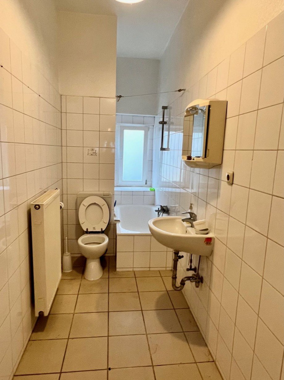 Tageslicht Bad mit Badewanne Etagenwohnung Offenbach