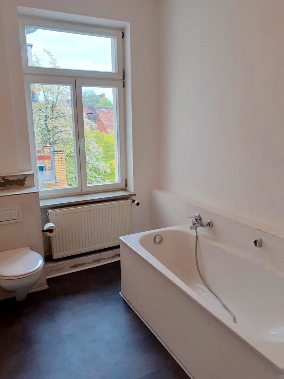 Tageslicht Bad mit Badewanne Etagenwohnung Darmstadt